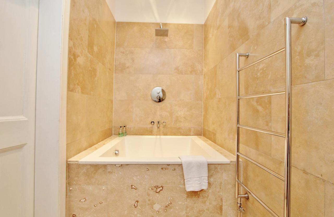 Elegant 3-Bedroom Ramsay Garden Apartment In Edinburgh City Centre Zewnętrze zdjęcie